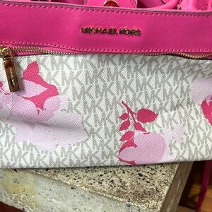 Michael Kors Hailee Medium Satchel Signature Floral